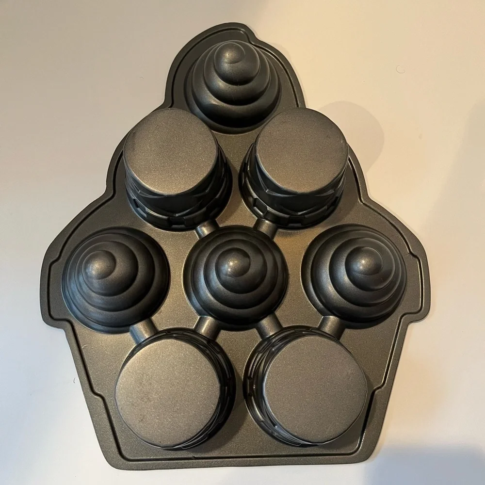 Wilton Cupcake Baking Pan Mold, 3D, 8 Cavity